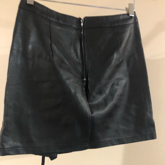Black pleather side tied up skirt - Picture 2 of 4